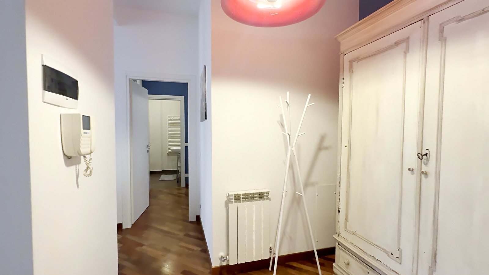 Eingang mit altem Kleiderschrank, Garderobenständer und Flur zum zweiten Bad, Via Machiavelli, Triest