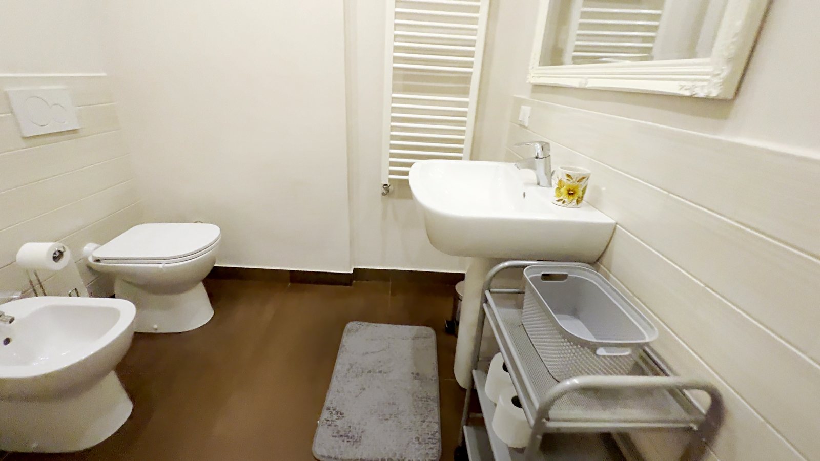 Zweites Bad mit Bidet, WC, Standwaschbecken und Handtuchheizkörper, Via Machiavelli, Triest