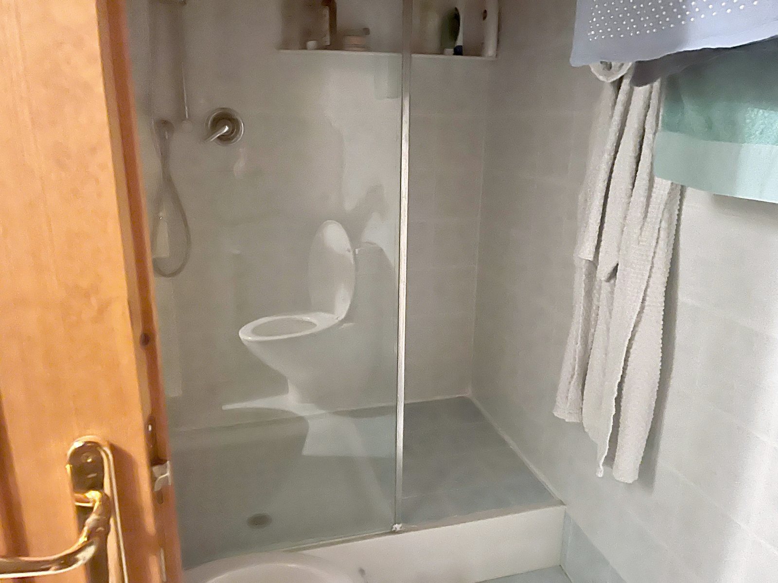 Bagno con doccia a box in vetro e piastrelle grigio chiaro, via dei Capitelli, Trieste