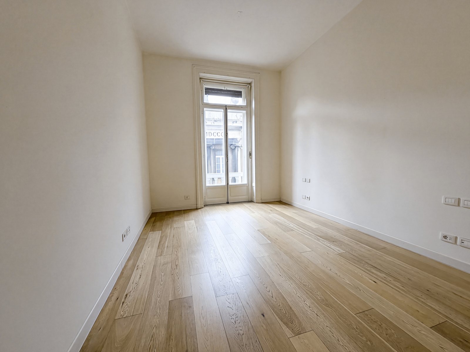 Spalnica z balkonom na Via Cassa di Risparmio in parketom, palača Genel, Trst