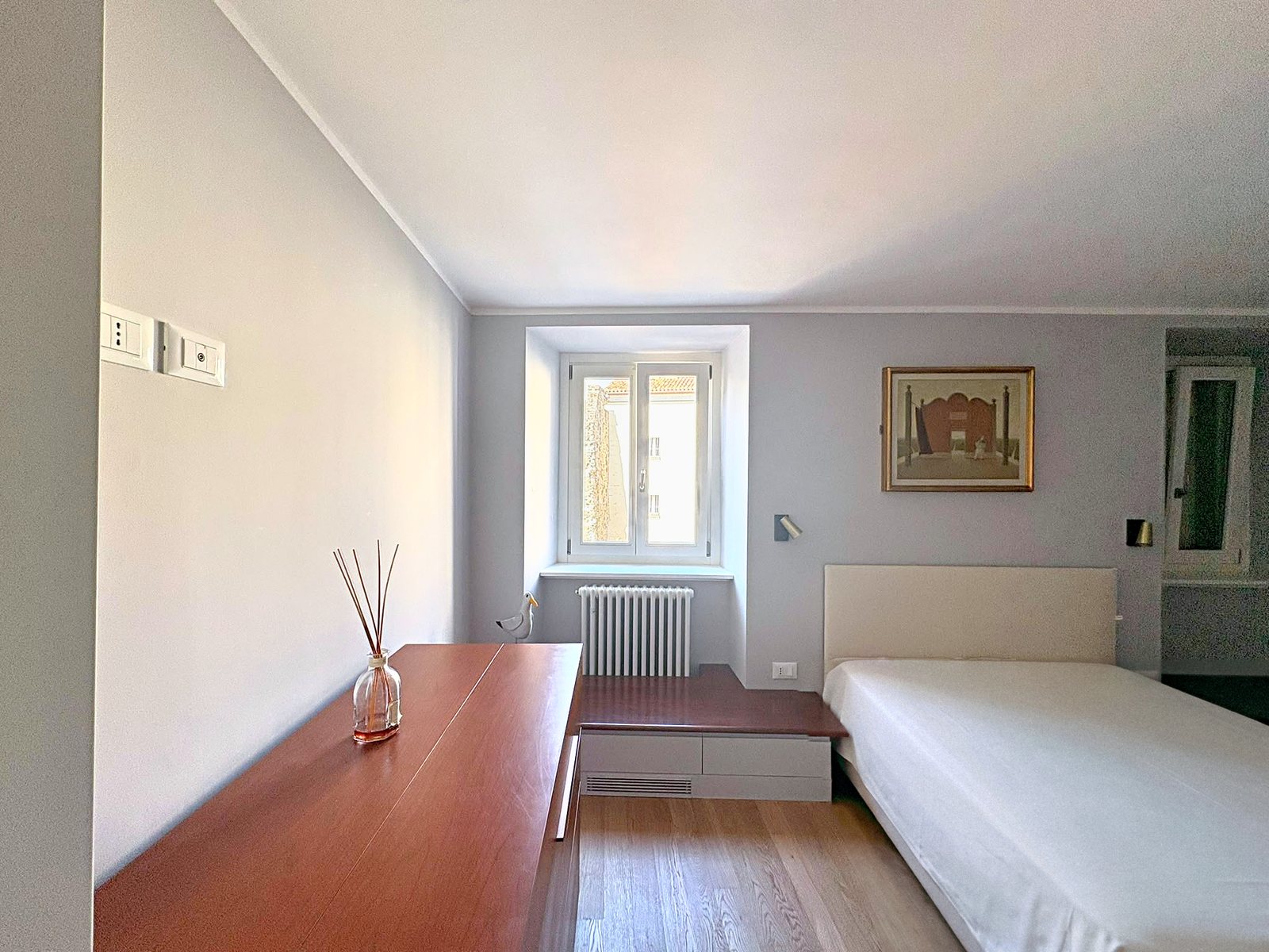 Zona notte con cassettiera in ciliegio e letto matrimoniale, via dei Battaglia, Trieste