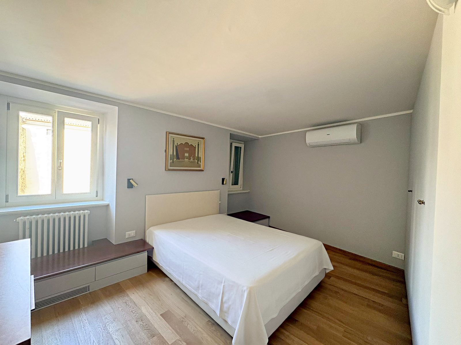 Zona notte con letto matrimoniale, climatizzatore e finestra, via dei Battaglia, Trieste