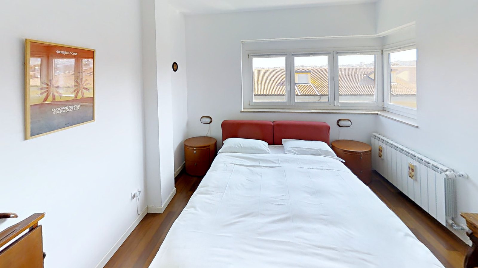 Schlafzimmer mit Doppelbett und Eckfenster über den Dächern, Via Slataper, Triest