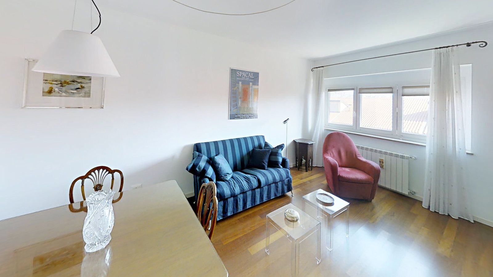 Wohnzimmer mit gestreiftem Sofa, rotem Sessel und dreiflügeligem Fenster, Via Slataper, Triest