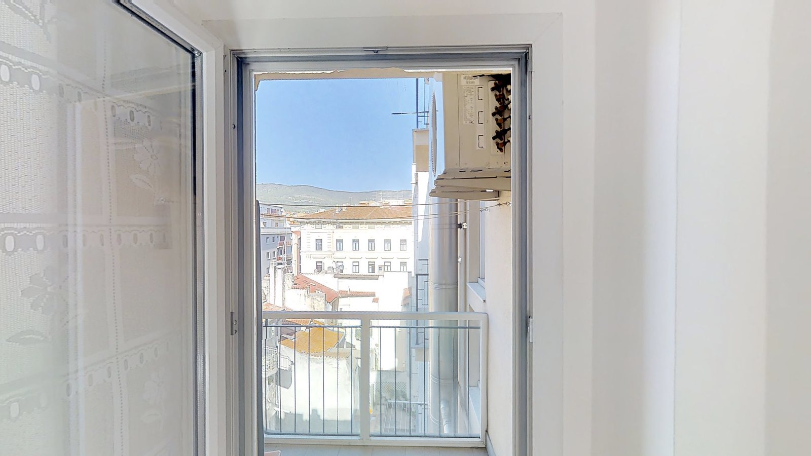 Küchenbalkon mit Blick über Häuser und Dächer auf die Hügel, Via Slataper, Triest