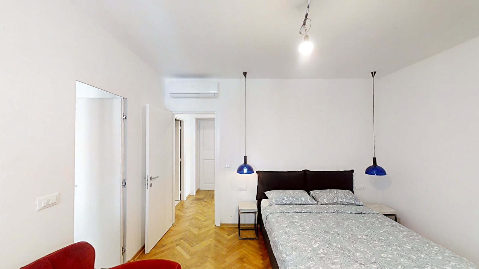 Doppelzimmer mit Bett zwischen zwei Nachttischen und Hängelampen aus blauem Glas, Via dei Fabbri, Triest