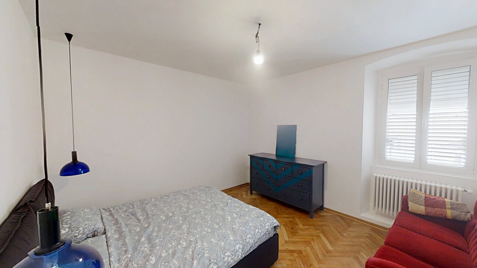 Doppelzimmer mit blauer Kommode, Fenster mit weißen Läden und rotem Sofa, Via dei Fabbri, Triest