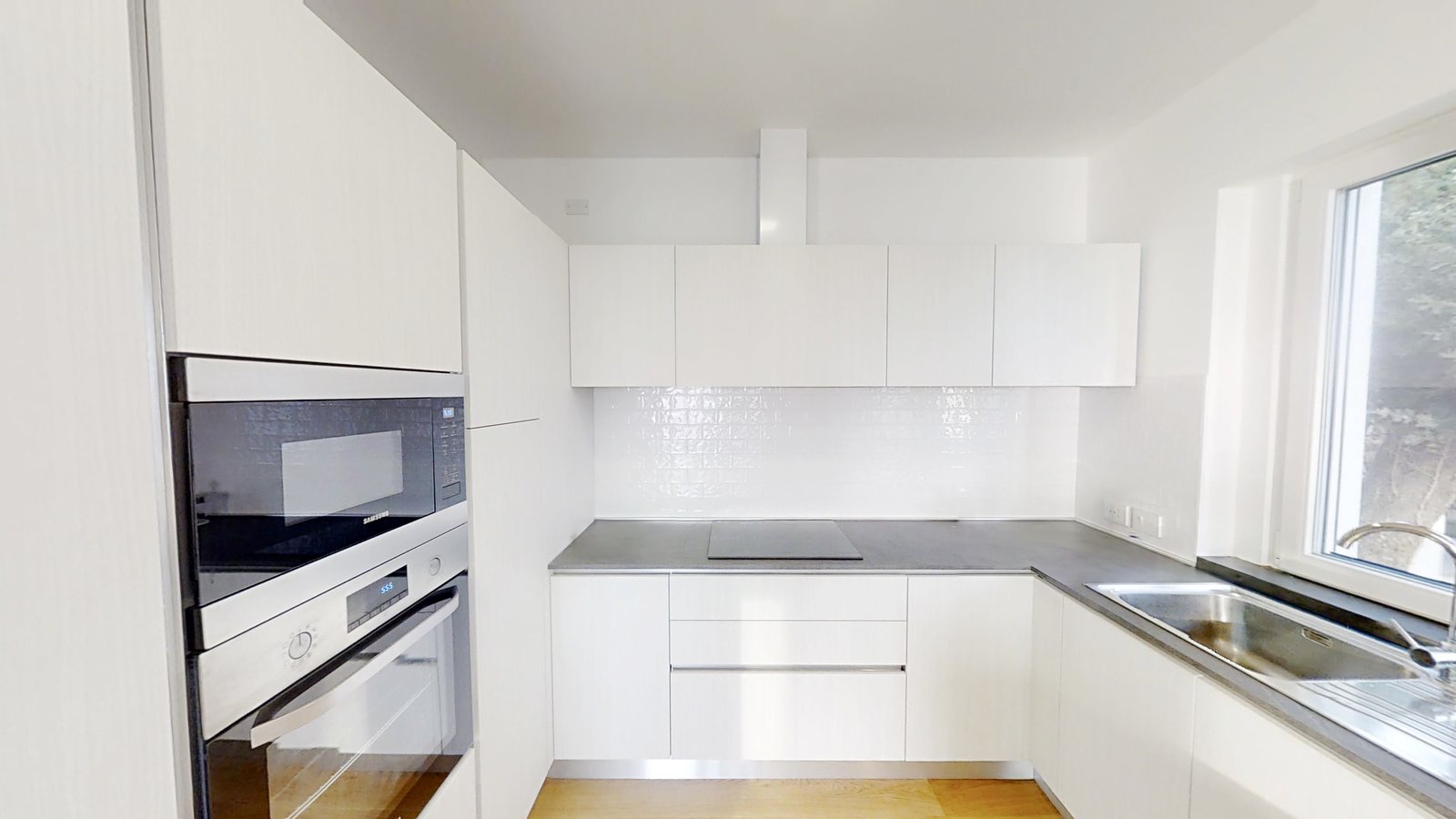 Kitchen with white wall units, glossy tiles, induction hob and built-in ovens, Salita di Cedassamare, Trieste
