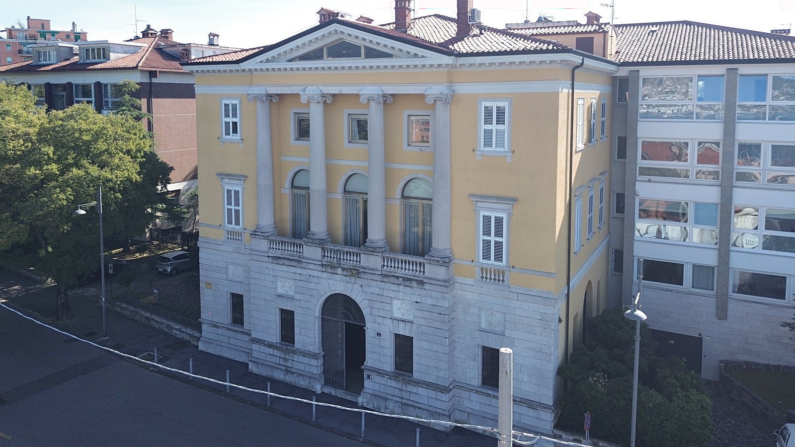 La facciata di Villa Economo: quattro colonne giganti, frontone e portale ad arco, Largo Promontorio 1, Trieste
