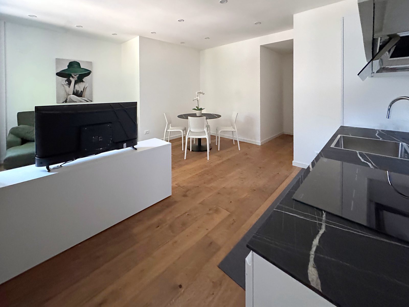 Zona pranzo vista dalla cucina, tavolo rotondo e parquet a doghe larghe, via Marconi, Trieste