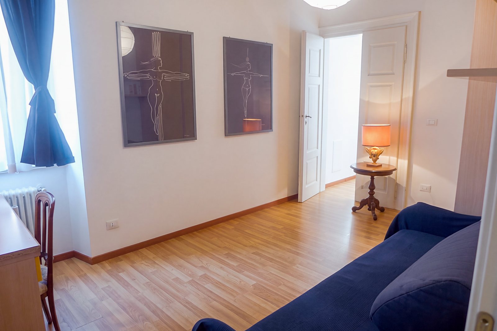 Arbeitszimmer mit zwei großen Bildern, Fenster mit blauem Vorhang und Tür zum Flur, Viale della Terza Armata, Triest