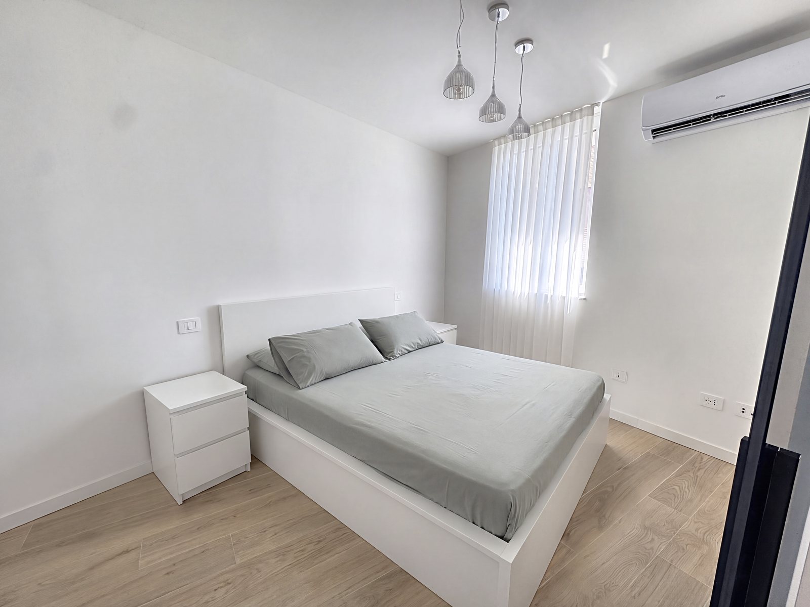 Double bedroom with white bed, two bedside tables and pendant lamps, Salita di Gretta, Trieste