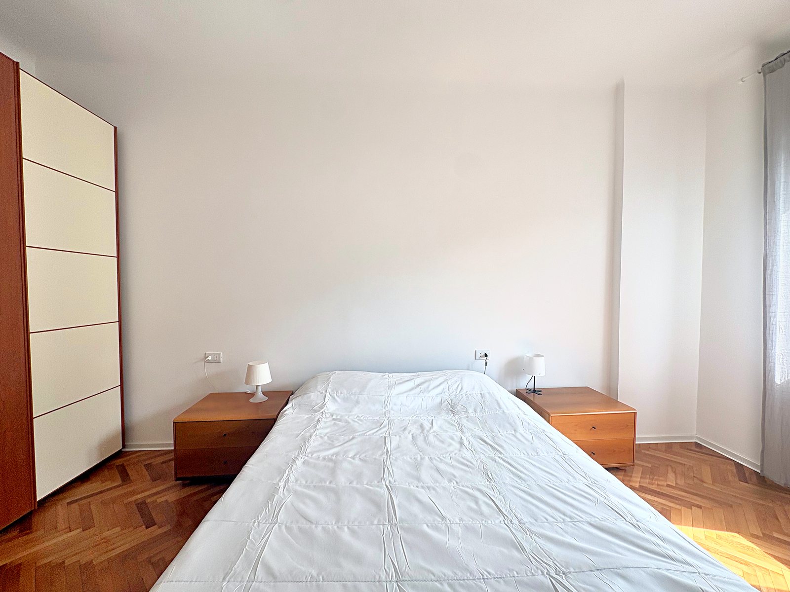 Camera matrimoniale con letto, due comodini in legno e armadio scorrevole in ciliegio e crema, Trieste