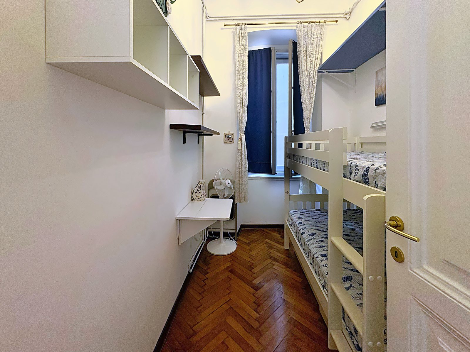 Cameretta con letto a castello, mensole bianche e tavolino ribaltabile, via San Giorgio, Trieste