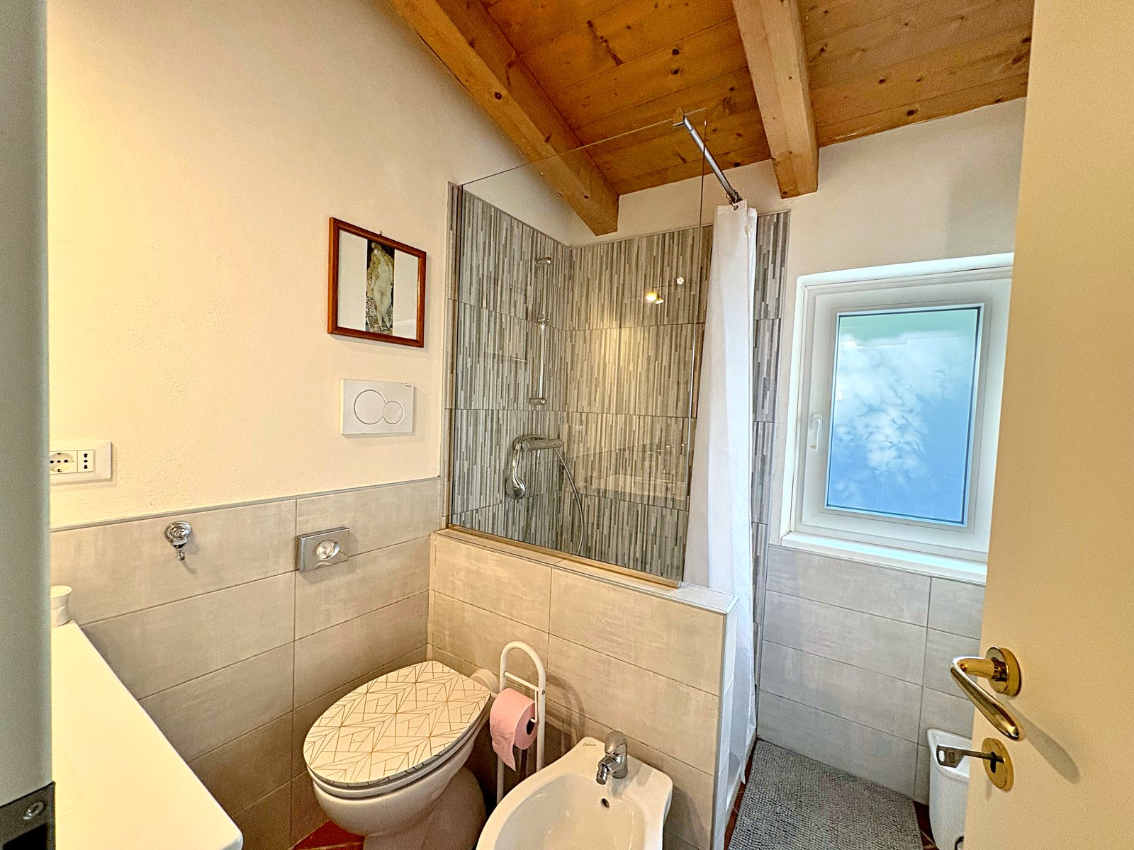 Bad mit Mosaikdusche, Fenster und Holzdecke, Steinhaus in Duino