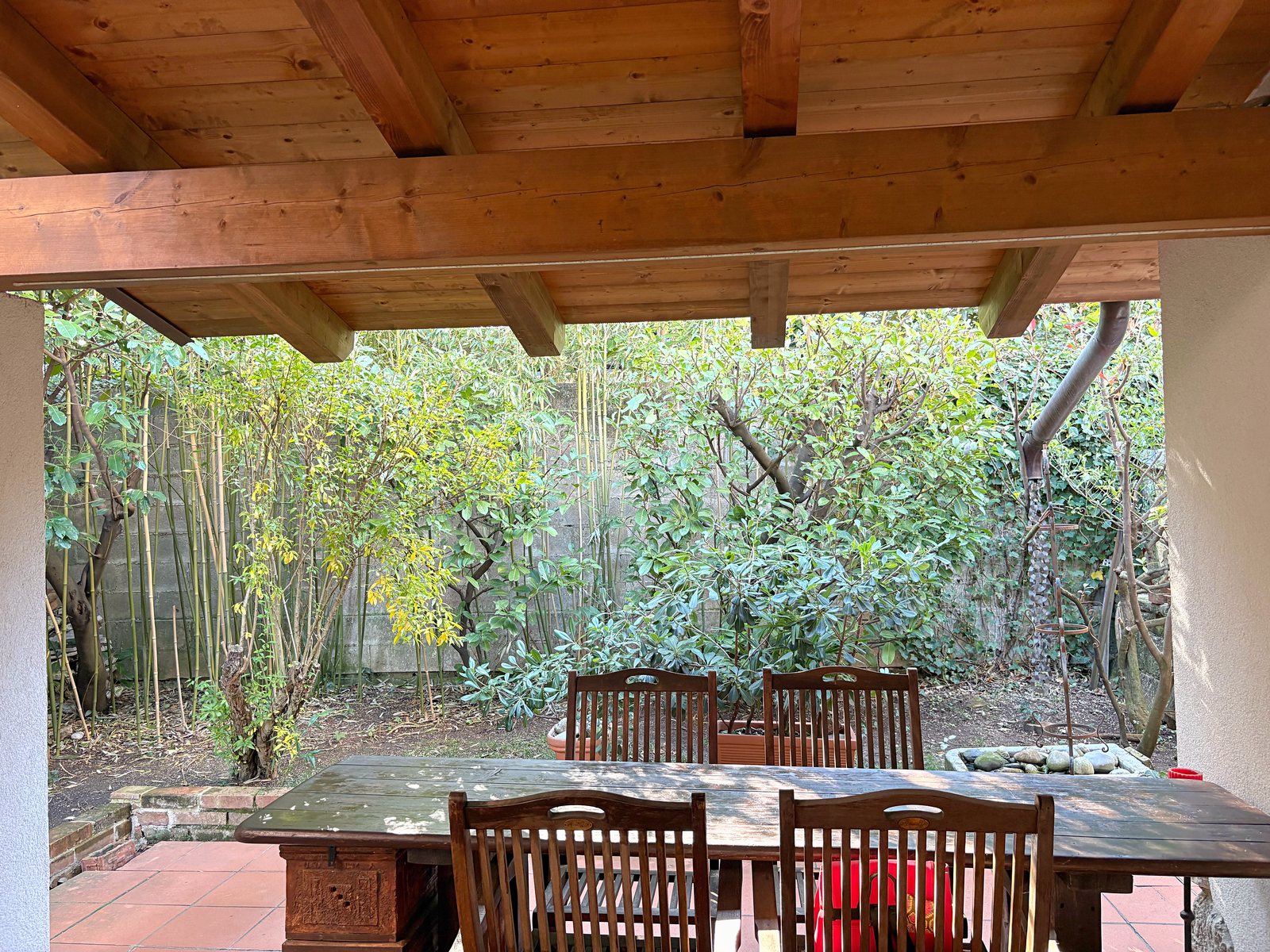 Holzpergola mit Tisch und Stühlen am Garten, Steinhaus in Duino, Duino Aurisina