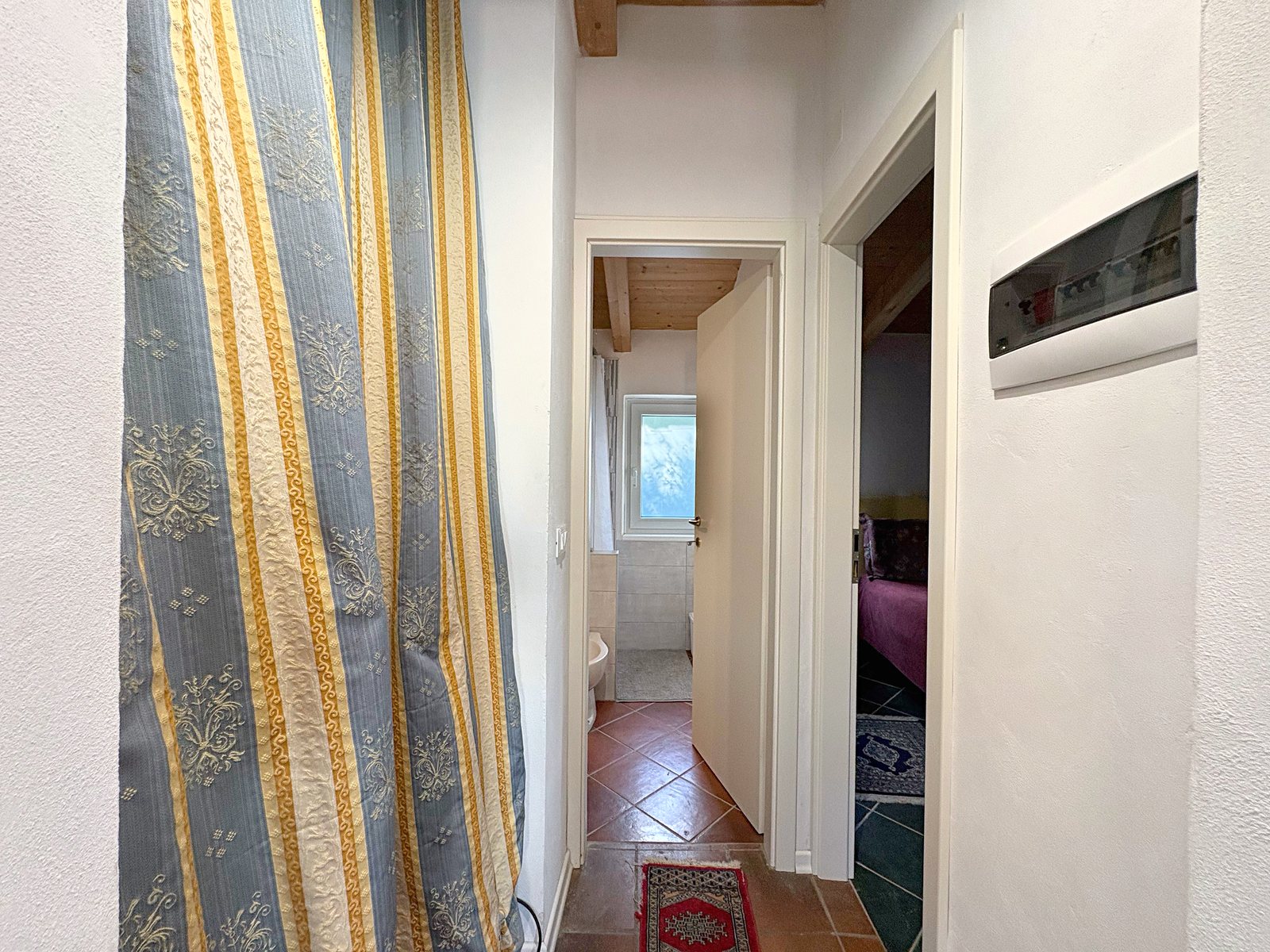 Flur mit Türen zu Bad und Schlafzimmer, Terrakottaboden, Steinhaus in Duino