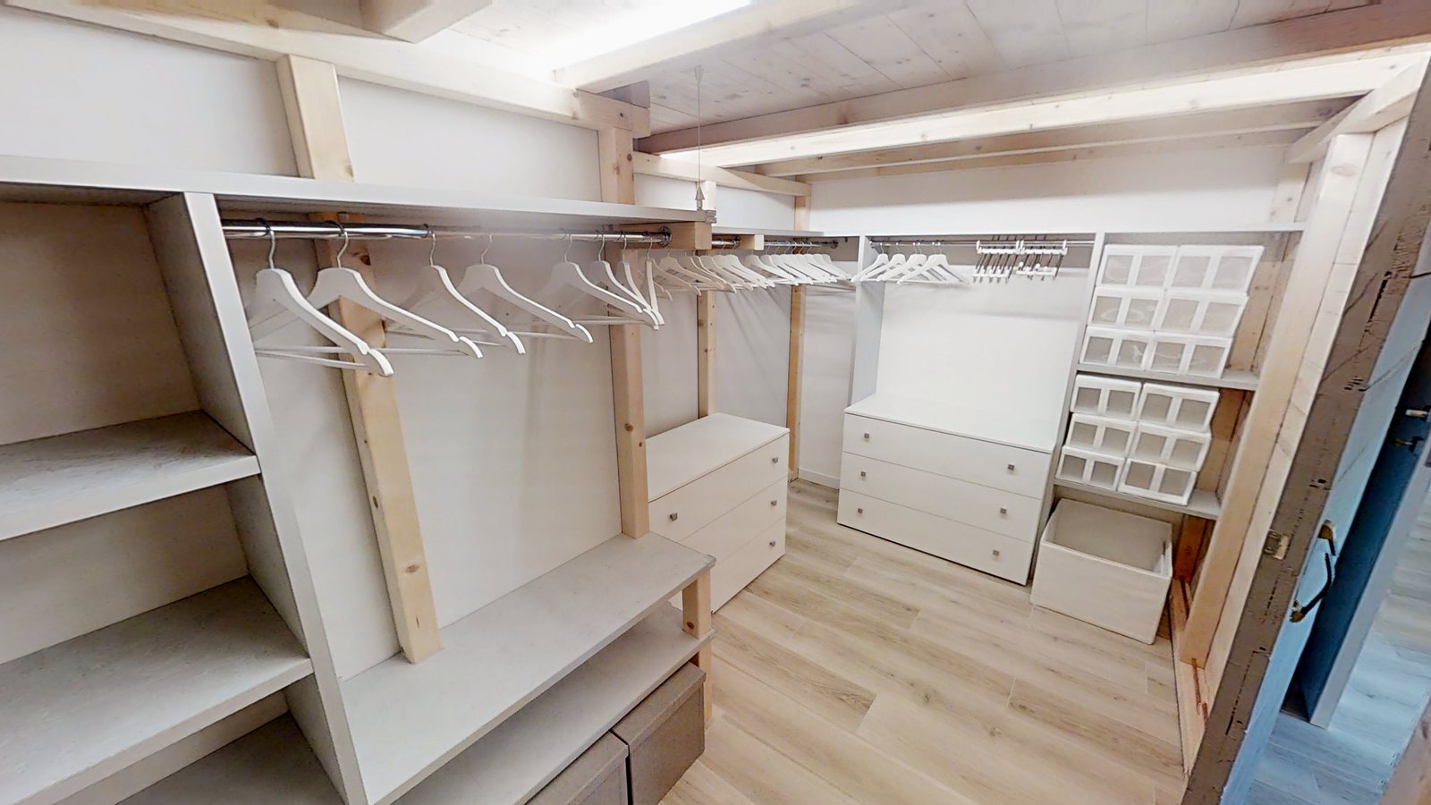 Cabina armadio con appendiabiti, cassettiere e scarpiera, mansarda in via Felice Venezian, Trieste