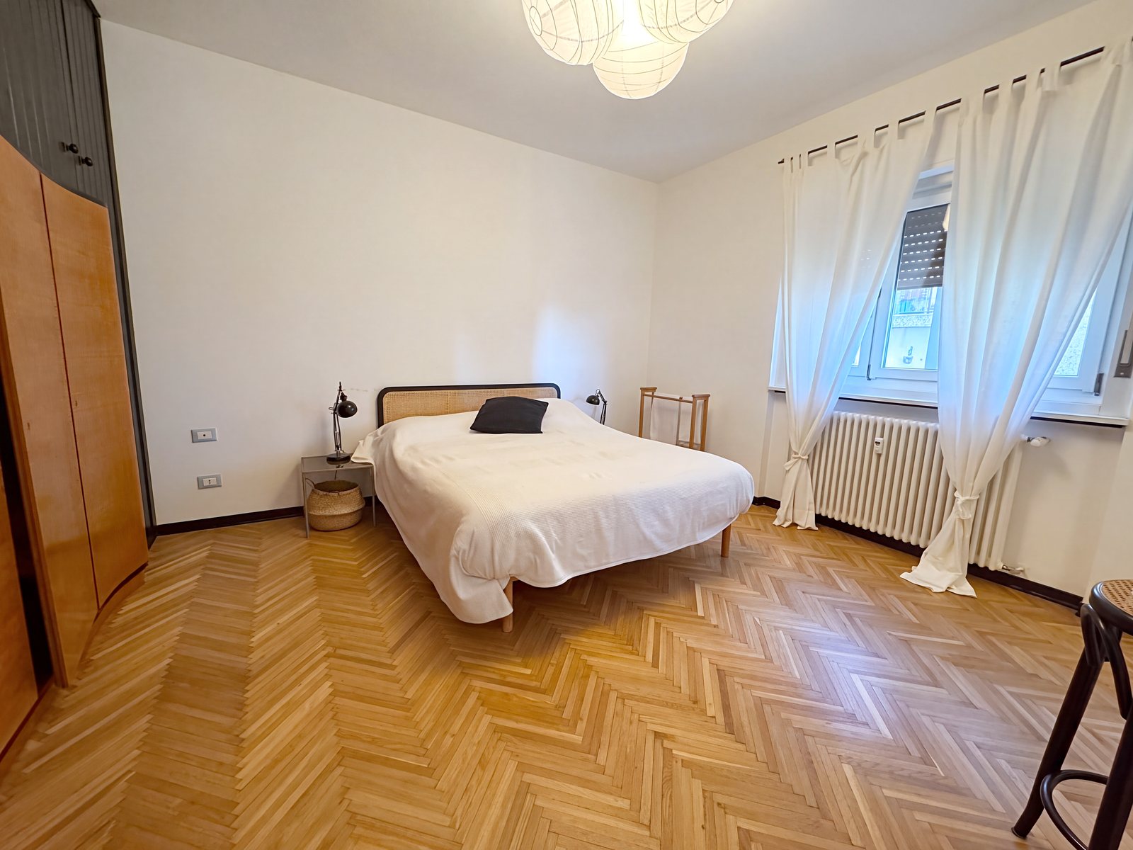 Spalnica z zakonsko posteljo, oknom, belimi zavesami in parketom, Via di Romagna, Trst