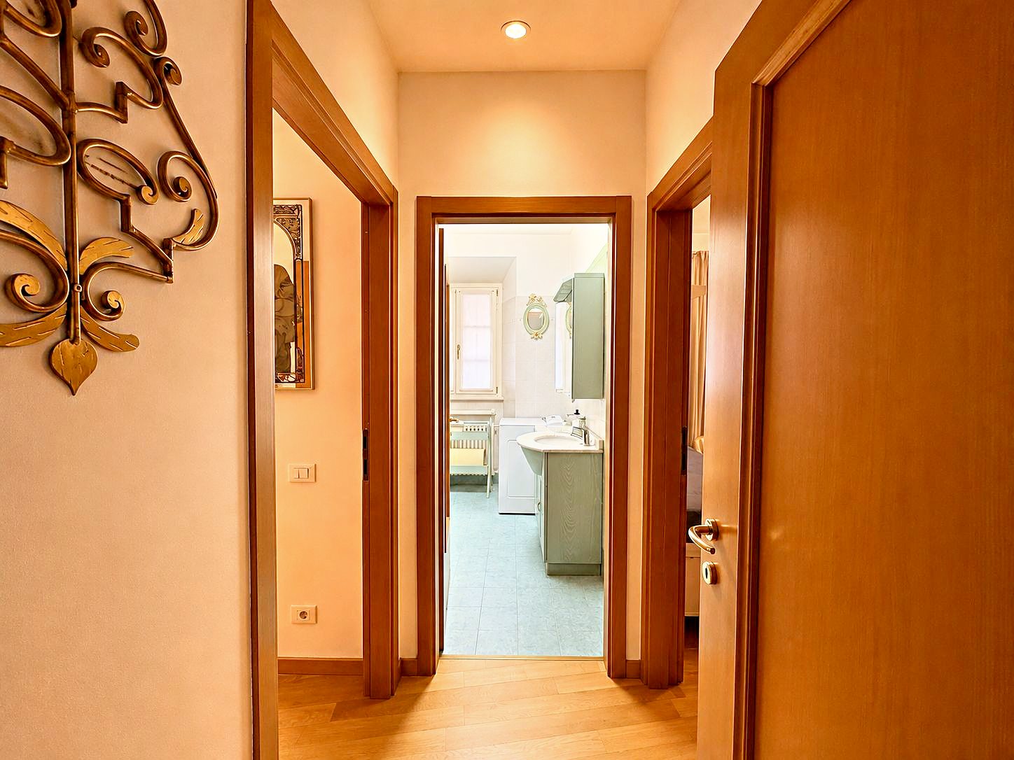 Disimpegno con porte in legno verso le due stanze e il bagno con finestra, Via del Trionfo, Trieste