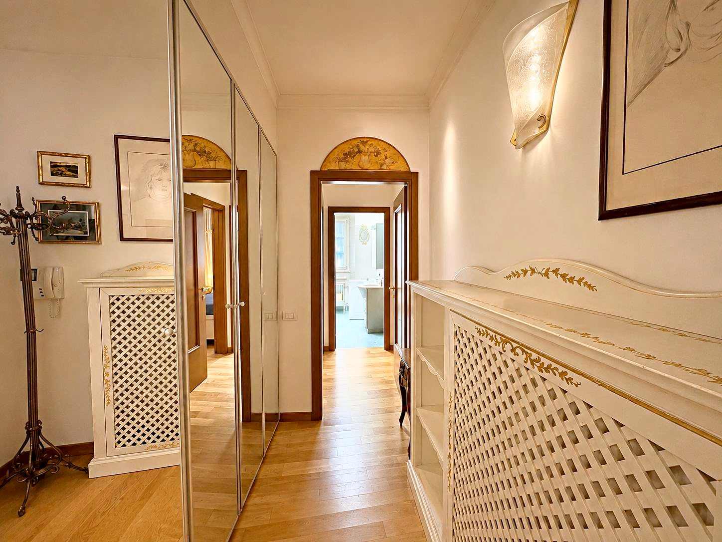 Ingresso con armadio a specchio, copritermosifoni a grata e sopraporta dipinto ad arco, Via del Trionfo, Trieste