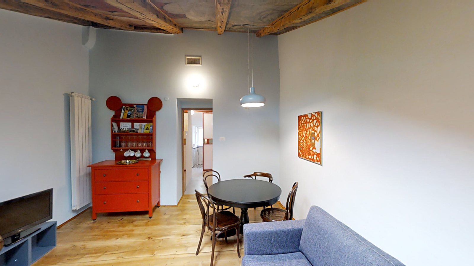 Essbereich mit rundem Tisch, Thonet-Stühlen und rotem Regalschrank, Blick in den Flur, Via Corridoni, Triest