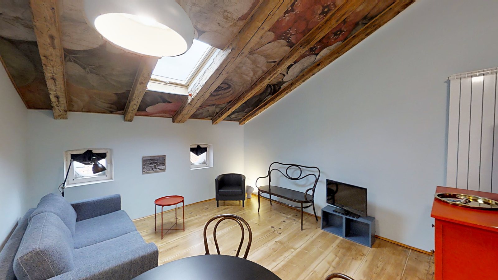 Wohnbereich mit Dachfenster, Thonet-Sitzbank und roter Kommode unter der Dachschräge, Via Corridoni, Triest