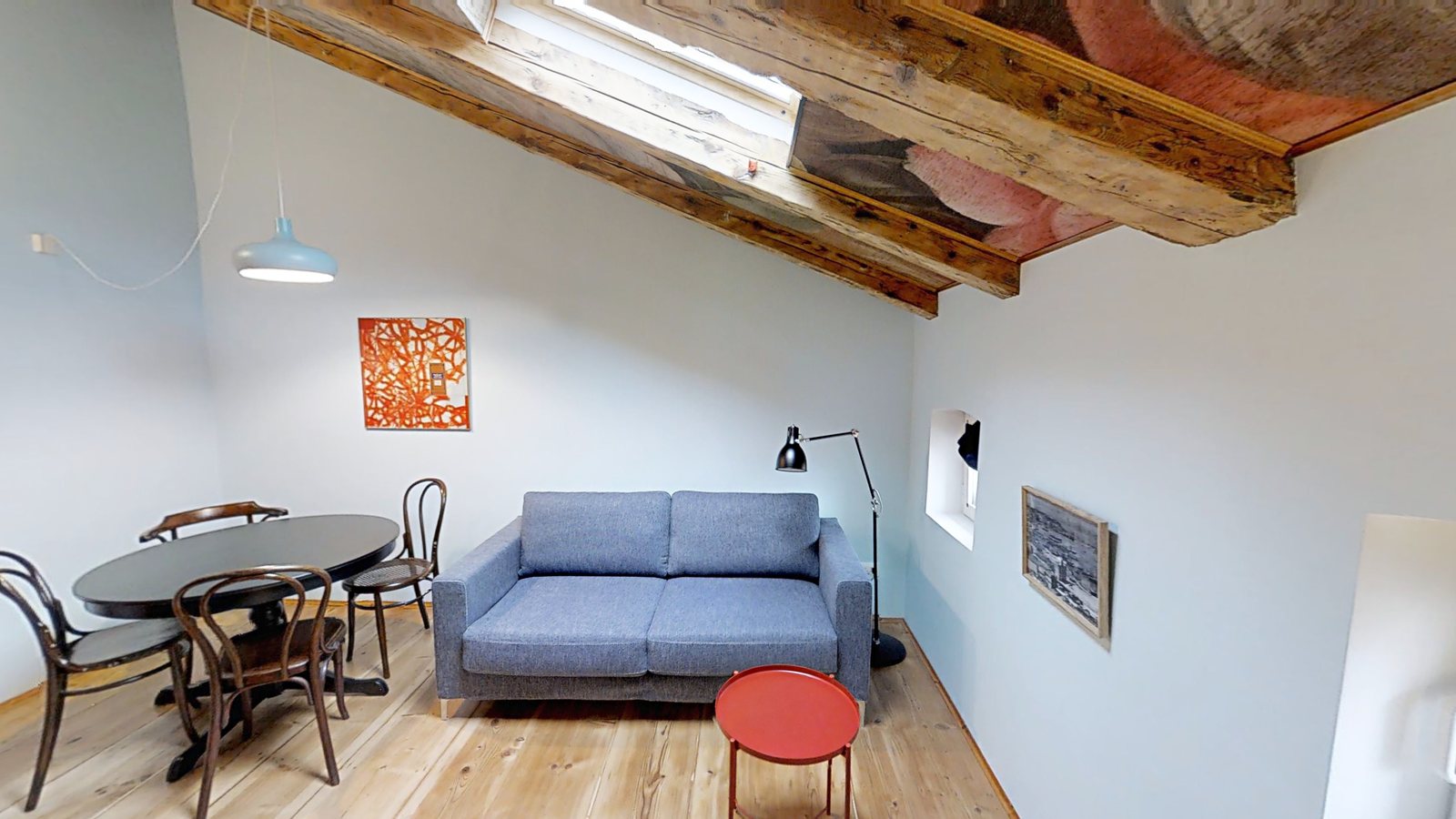 Essecke mit rundem Tisch und Thonet-Stühlen neben dem Sofa, Holzbalken, Via Corridoni, Triest