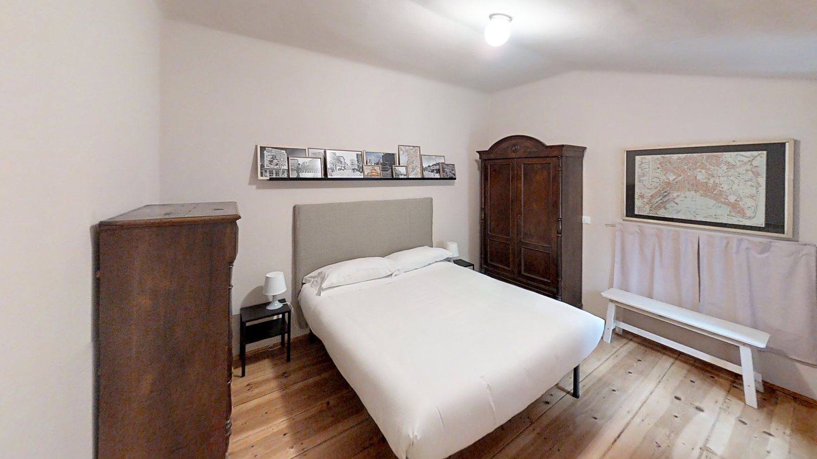 Schlafzimmer mit Doppelbett, antikem Schrank und Kommode und historischem Stadtplan, Via Corridoni, Triest