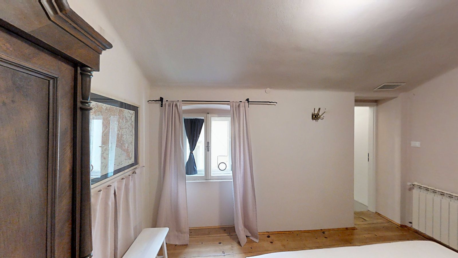 Schlafzimmer mit Fenster, rosa Vorhängen, antikem Schrank und historischem Stadtplan, Via Corridoni, Triest