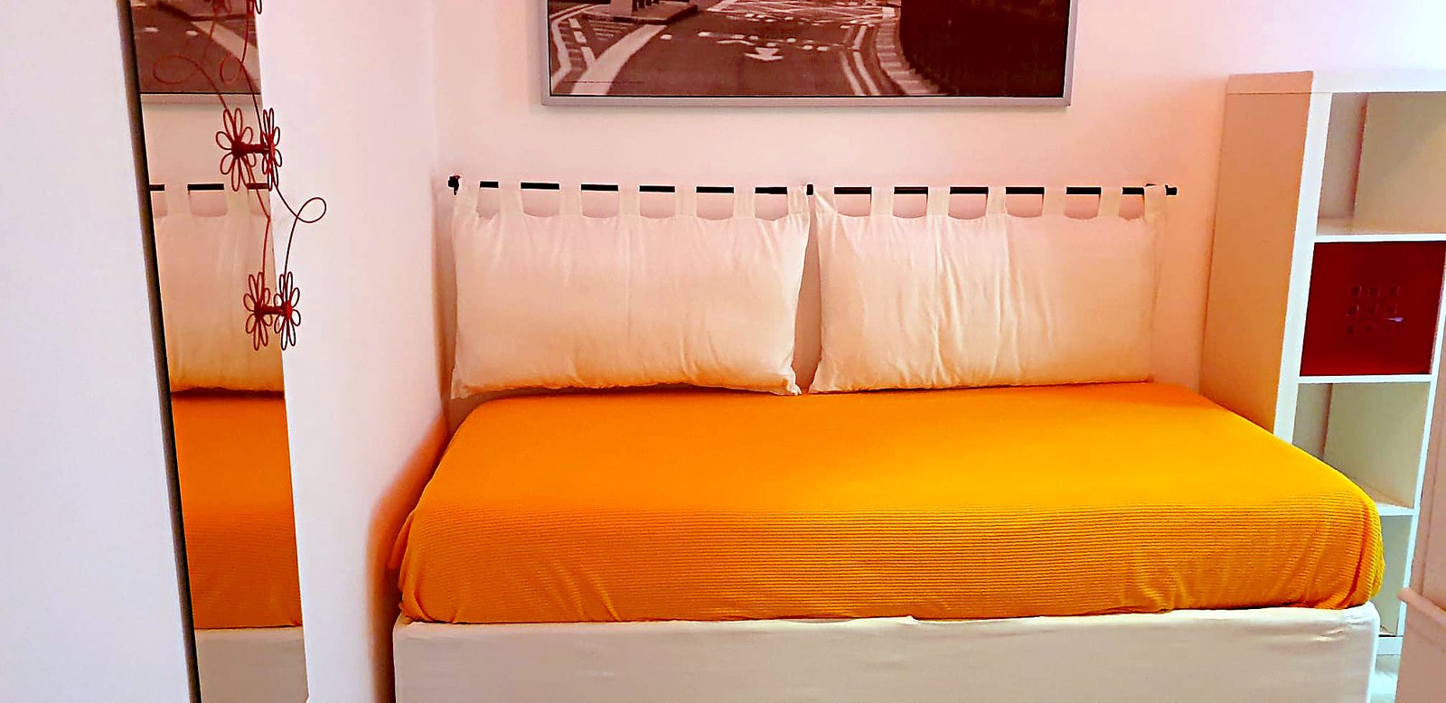 Cameretta con letto singolo arancio, pareti rosa e libreria a giorno, Via XXX Ottobre, Trieste