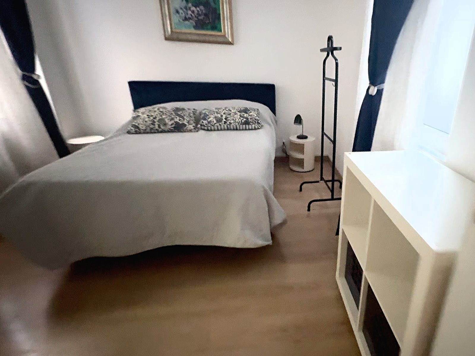 Camera matrimoniale oggi, con testiera blu, servomuto e mobile a giorno, Via XXX Ottobre, Trieste