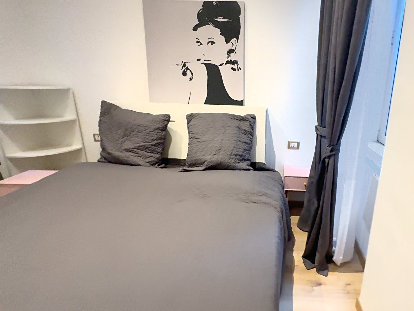Seconda camera matrimoniale con grande stampa pop, letto grigio scuro e mensole tonde, Via XXX Ottobre, Trieste