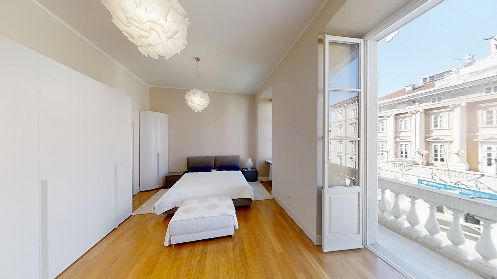 Doppelzimmer mit Balkontür zum Teatro Verdi, Ansicht 2022 (seit 2026 in Restaurierung), Palazzo Tergesteo, Triest