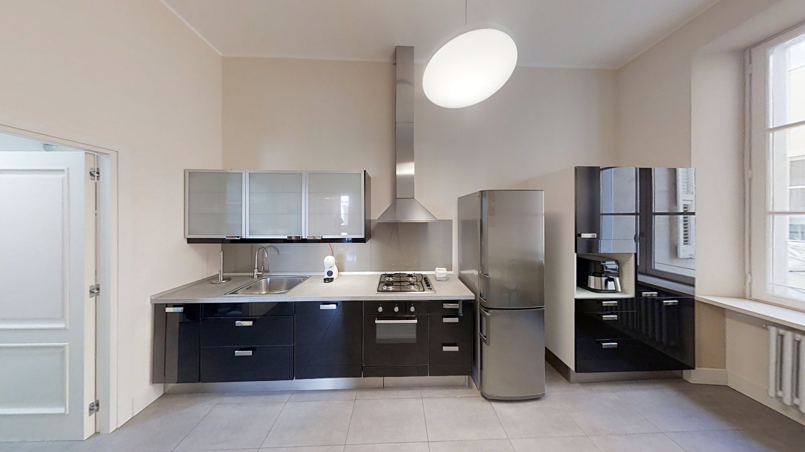 Küche mit Gaskochfeld, Backofen, Edelstahlkühlschrank und Hochschrank mit Kaffeemaschine, Palazzo Tergesteo, Triest
