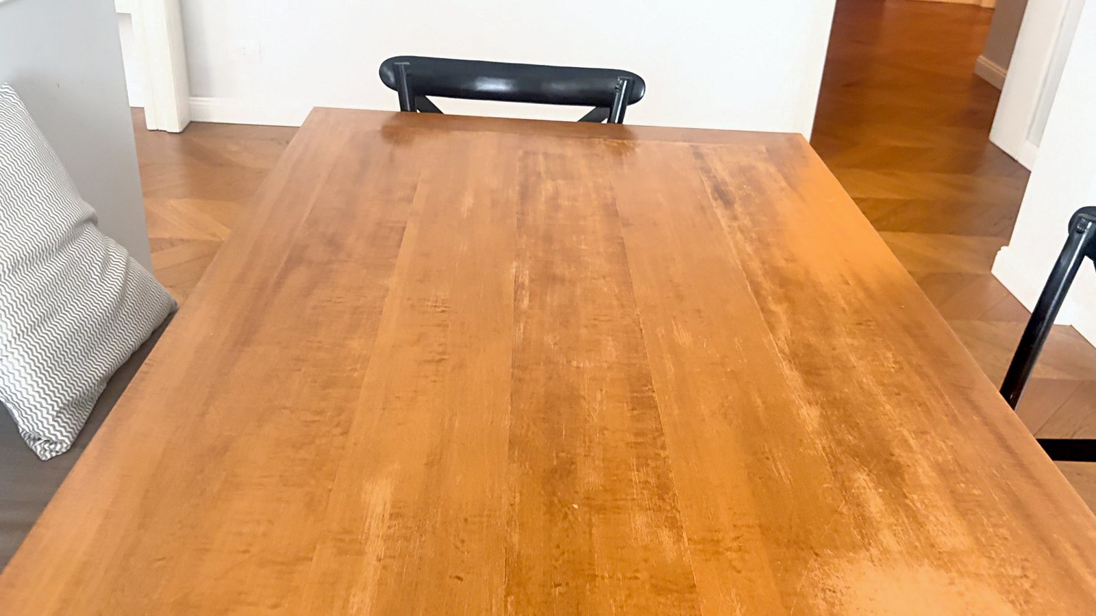 Piano del tavolo da pranzo in legno con segni d'uso, stato del 2026, Via del Lazzaretto Vecchio, Trieste