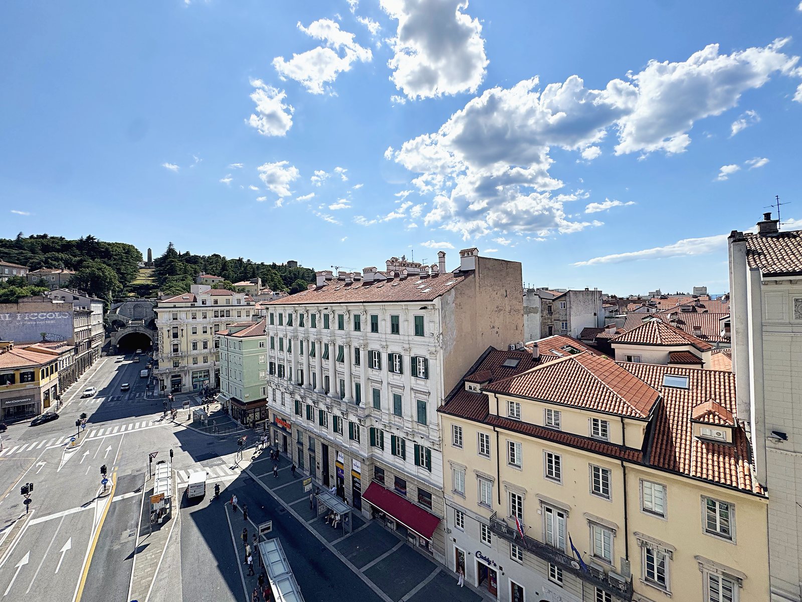 Vista dalla finestra su piazza Goldoni, la galleria e il colle di San Giusto, via Carducci, Trieste