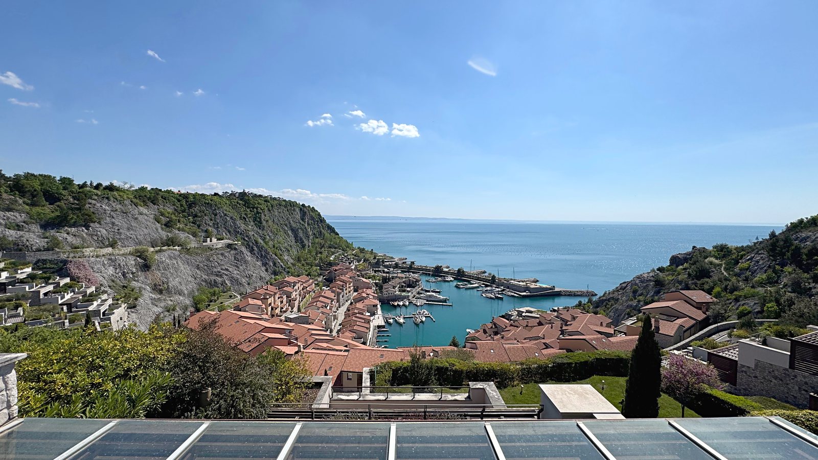 Pogled s terase na marino Portopiccolo in morje, stanovanje v Portopiccolu, Devin - Nabrežina