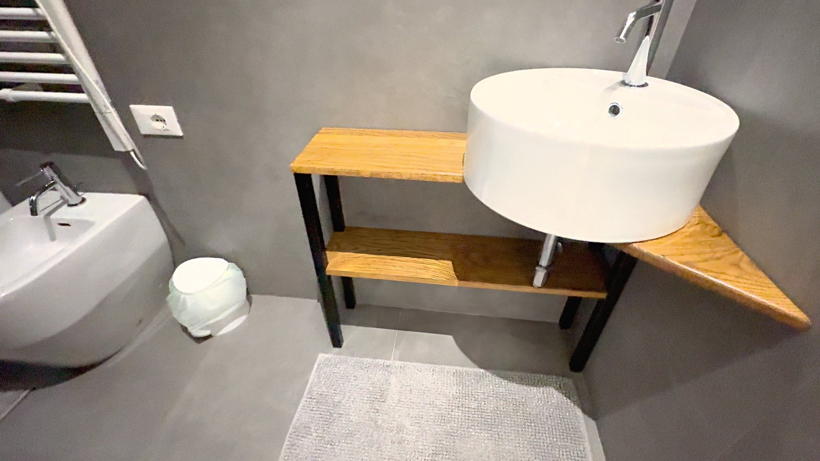 Graues Bad mit rundem Aufsatzbecken auf Holzablagen, Bidet und Handtuchheizkörper, Via della Madonnina, Triest