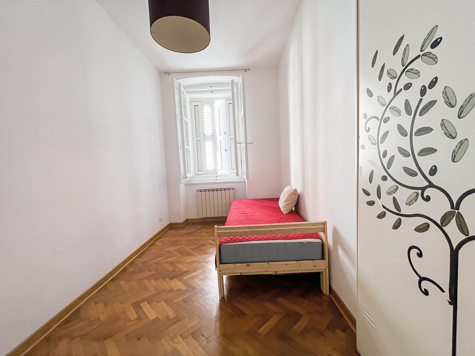 Enoposteljna soba z borovo posteljo, oknom in nalepko drevesa na omari, Via della Fornace, Trst