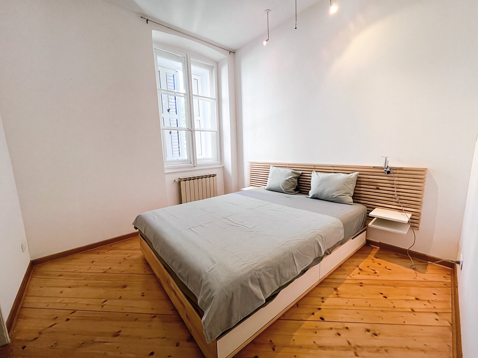 Spalnica z lesenim letvičastim vzglavjem in borovim podom, Via della Fornace, Trst