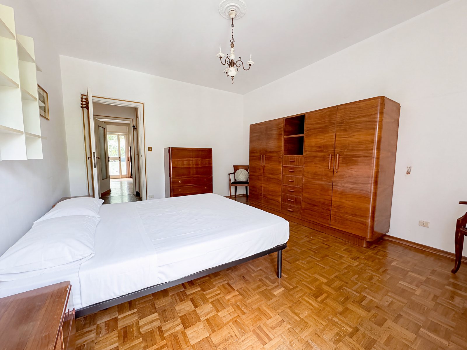 Spalnica z zakonsko posteljo, veliko orehovo omaro in parketom, Viale XX Settembre, Trst