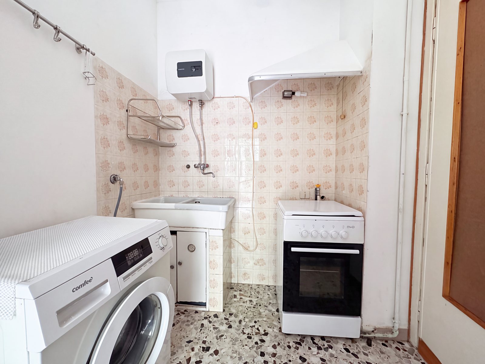 Kuhinjski kotiček s keramičnim koritom, bojlerjem, štedilnikom in pralnim strojem, Viale XX Settembre, Trst