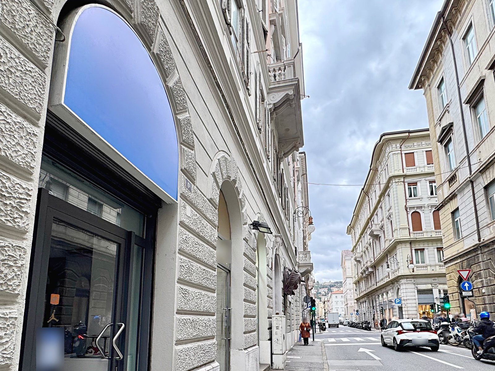 Ingresso del locale commerciale nel palazzo storico a bugnato di via San Spiridione, Trieste, con la via