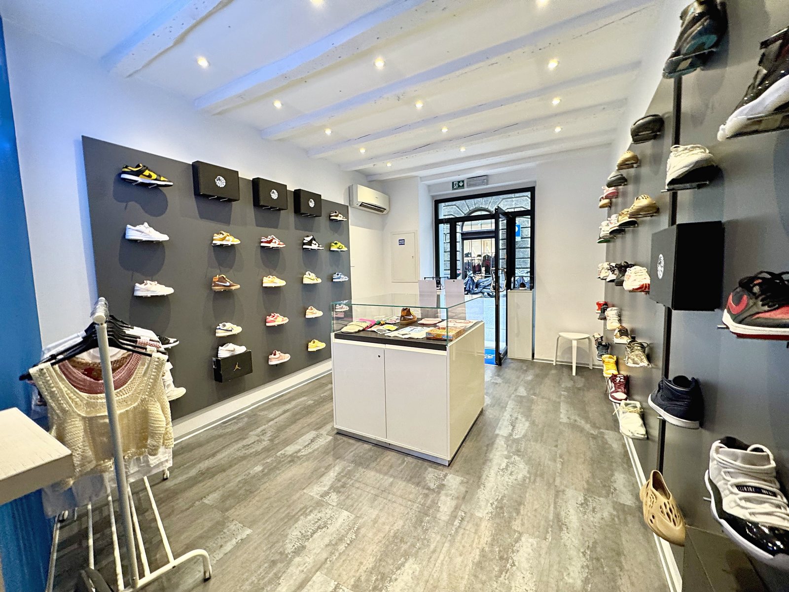 Spazio di vendita con pannelli espositivi e porta-vetrina sulla strada, locale in via San Spiridione, Trieste