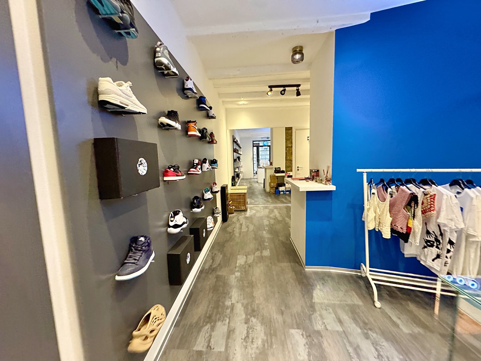 Passaggio verso il back office accanto alla parete blu, locale commerciale in via San Spiridione, Trieste