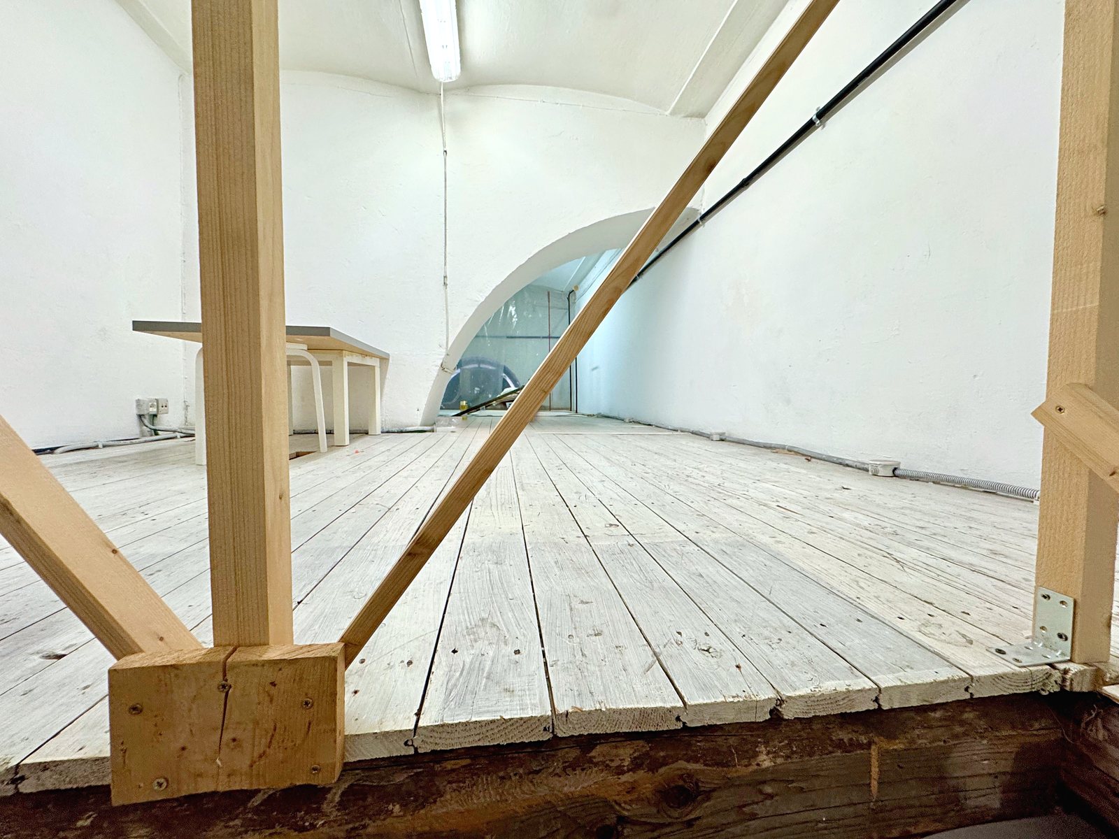 Soppalco magazzino con volta, tavolato in legno e apertura ad arco, locale commerciale in via San Spiridione, Trieste
